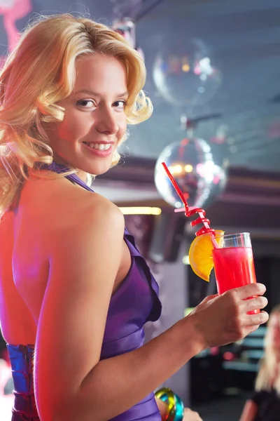 Mädchen mit Cocktail — Stockfoto