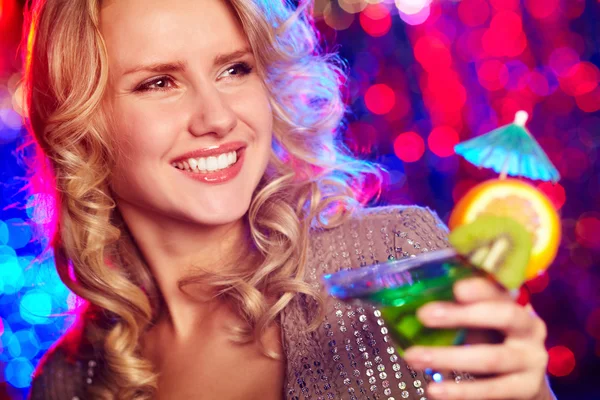 Счастливая девушка с коктейлем — стоковое фото