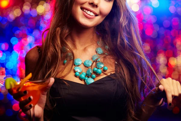 Clubber met cocktail — Stockfoto