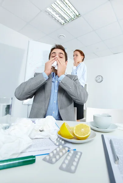 Man sneezing — Stock Photo, Image