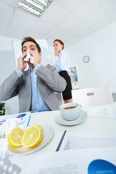 Espirros no escritório — Fotografia de Stock