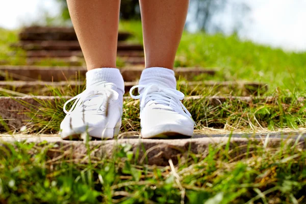 Piedi in scarpe sportive — Foto Stock