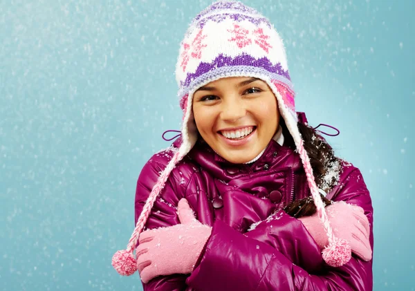 Chica sonriente en invierno —  Fotos de Stock