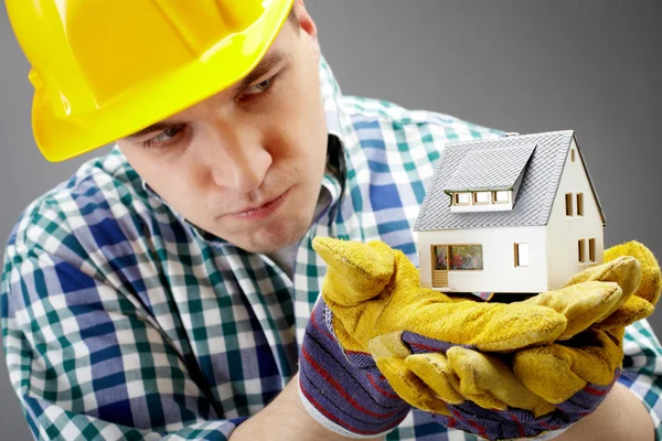 Construtor com modelo de casa — Fotografia de Stock
