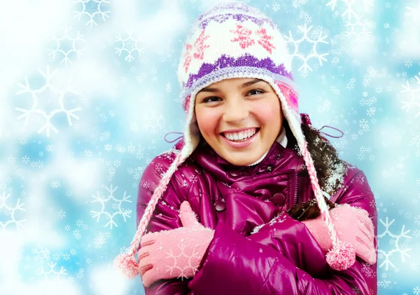 Chica sonriente en invierno — Foto de Stock