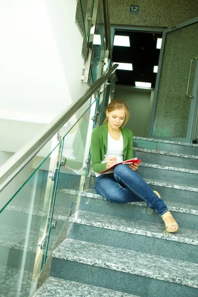 Student na schodech — Stock fotografie