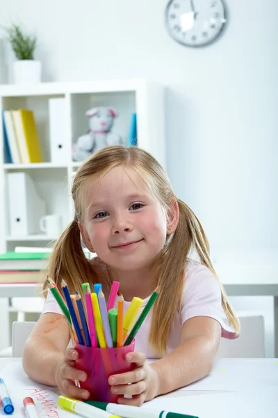 Boya kalemi ile kız — Stok fotoğraf