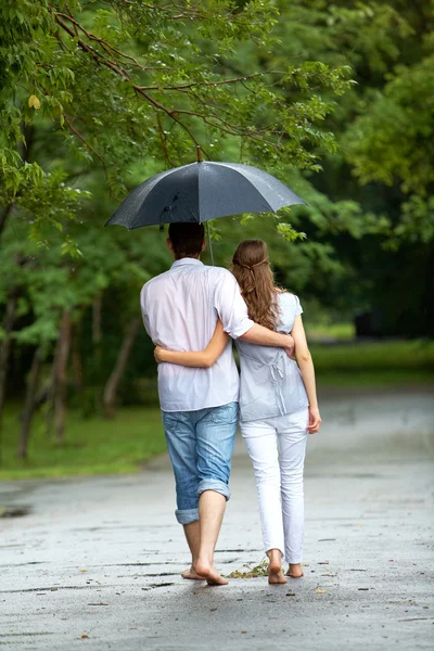 Caminar bajo la lluvia — Foto de Stock