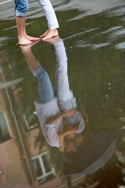 Küssen im Regen — Stockfoto