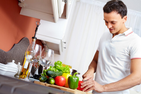 Человек готовит
