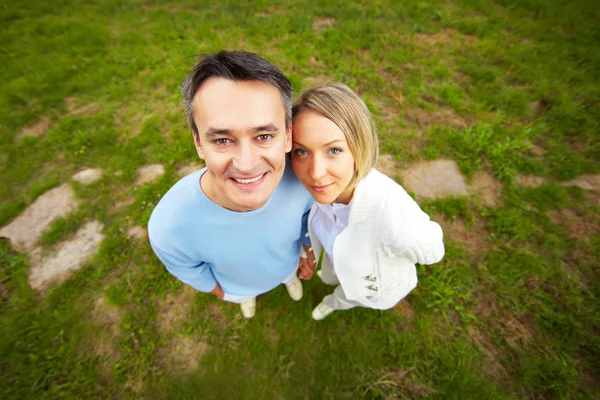 Couple outdoors — Stock Photo, Image