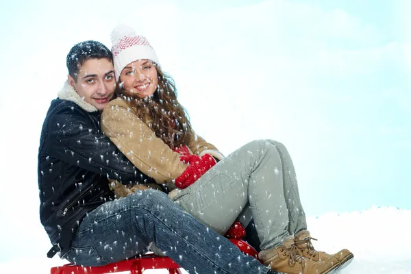 Couple on sledge — Stock Photo, Image