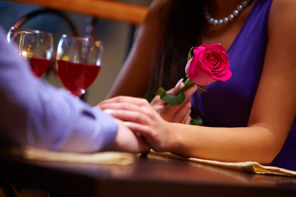 Крупним планом жінка тримає червону троянду — стокове фото