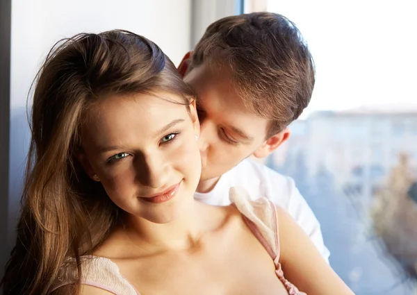 Μεγέθυνση του νεαρού φιλιά στο λαιμό της γυναίκας — Φωτογραφία Αρχείου