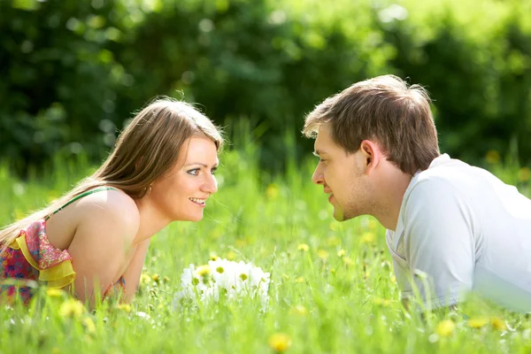 Couple dans l'herbe — Photo