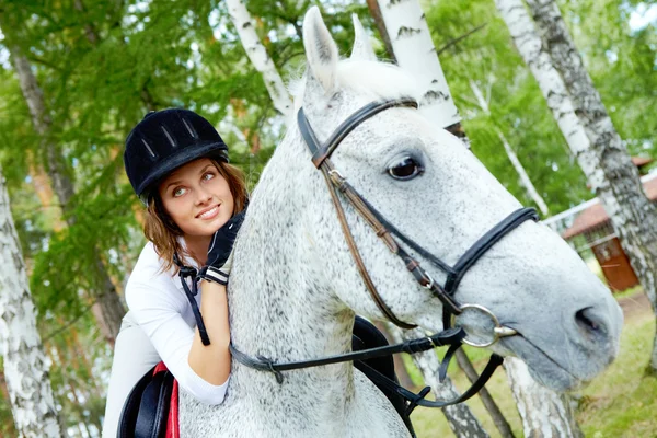 Женщина на коне — стоковое фото