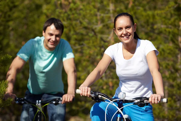 サイクリングのカップル — ストック写真