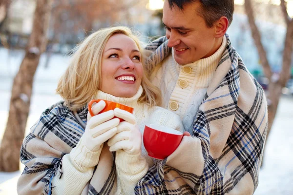 Couple with cups — Stock Photo, Image