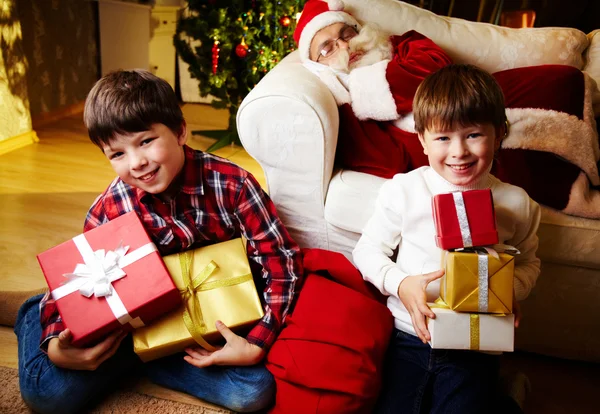 Jungen mit Geschenken — Stockfoto