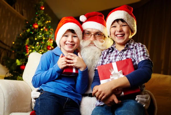 Ragazzi e Babbo Natale — Foto Stock
