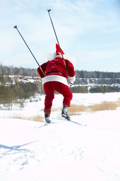 Санта на лыжах — стоковое фото