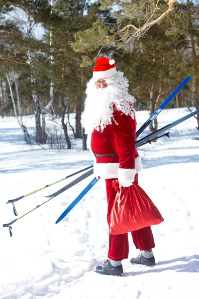 Санта с лыжами — стоковое фото