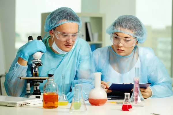 Chemici op het werk — Stockfoto