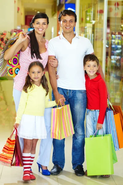 Familie van shoppers — Stockfoto