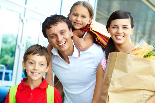 Family with products — Stock Photo, Image