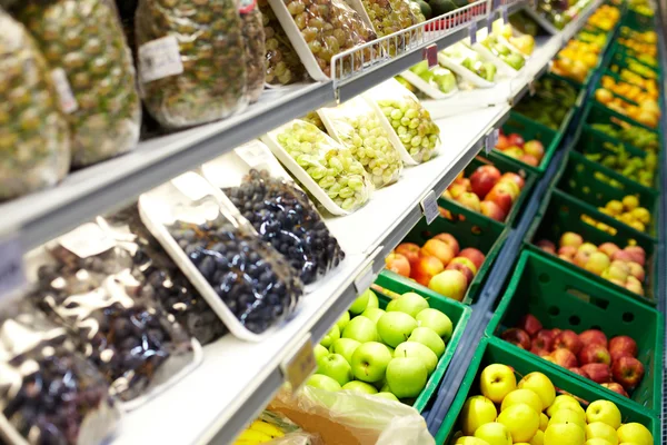 スーパー マーケットの果物 — ストック写真