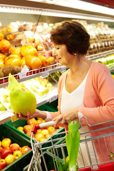 Kobieta w supermarkecie — Zdjęcie stockowe