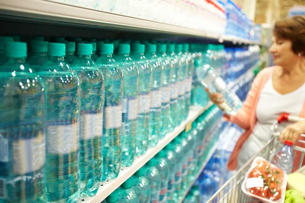 Compra de agua — Foto de Stock