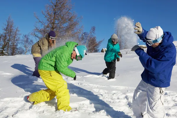 Jouer à un combat de neige — Photo