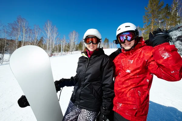 Paar mit Snowboards — Stockfoto