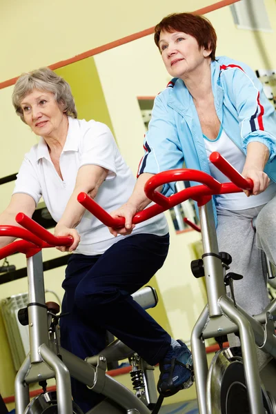 Pensionärer i gym — Stockfoto