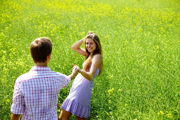 Couple in the field — Stock Photo, Image