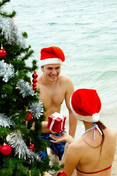 Presente de Natal dando — Fotografia de Stock