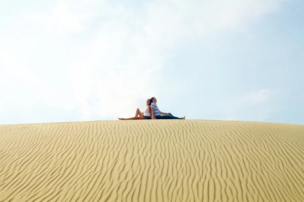 Casal na areia — Fotografia de Stock
