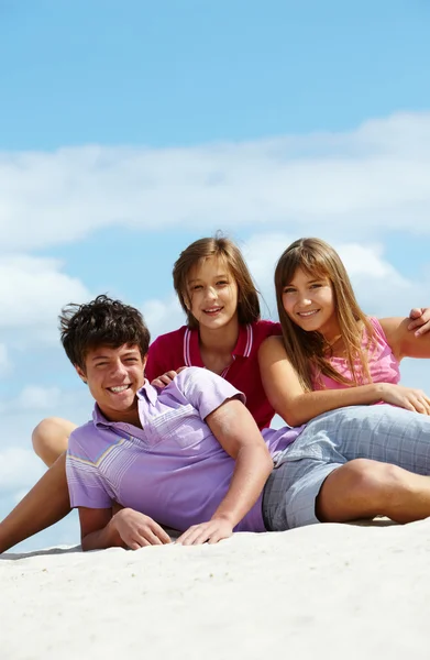 Teens on the beach — Stock Photo, Image