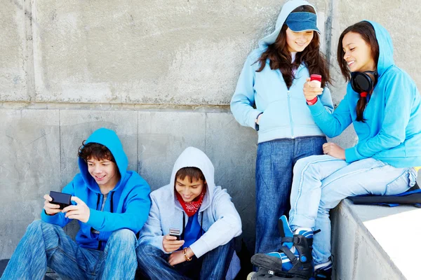 Tonåringar utomhus — Stockfoto