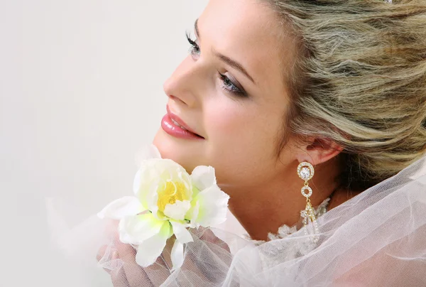Braut mit Orchidee — Stockfoto