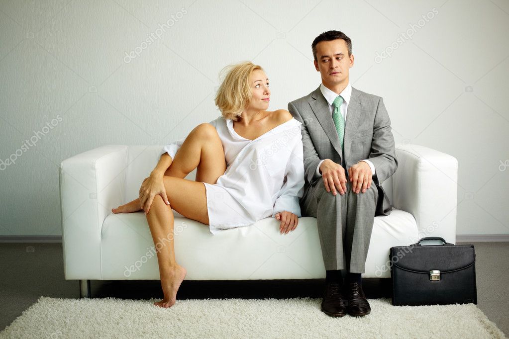 Красивая жена седлает своего партнера