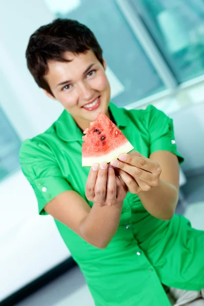 Erbjuder vattenmelon — Stockfoto