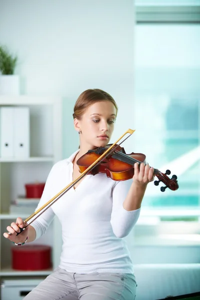 Hraje na housle — Stock fotografie