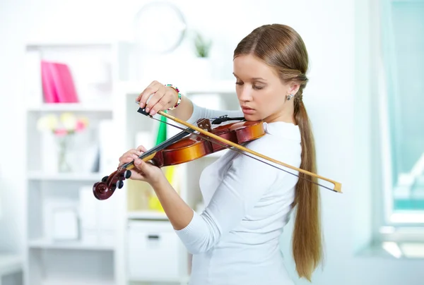 Play the violin — Stock Photo, Image