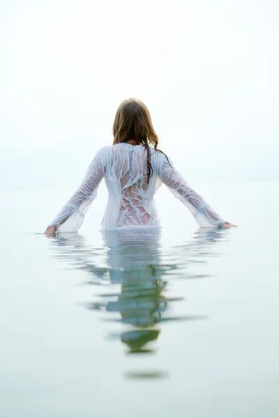 Femme dans l'eau — Photo