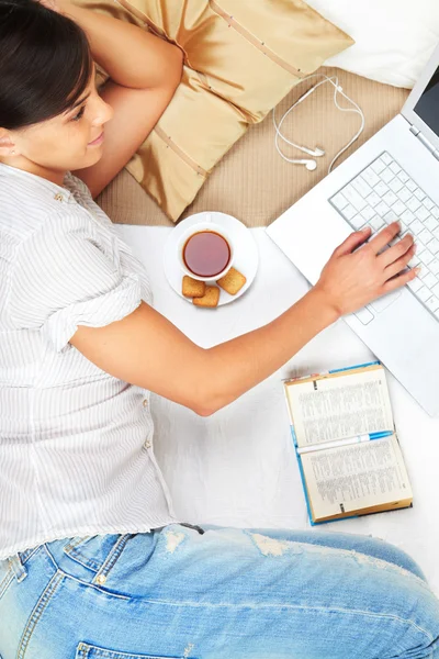 Working in bed — Stock Photo, Image