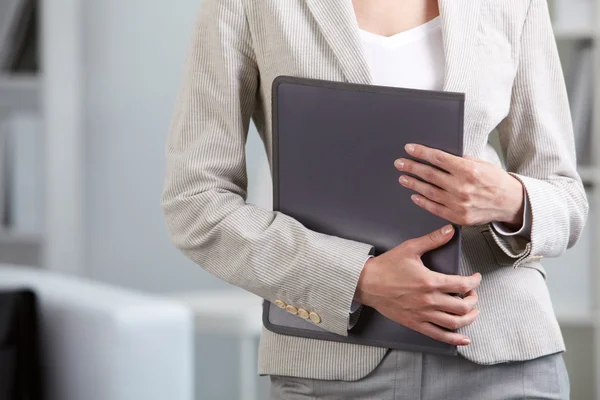 Businesswoman holding folder — Stock Photo, Image