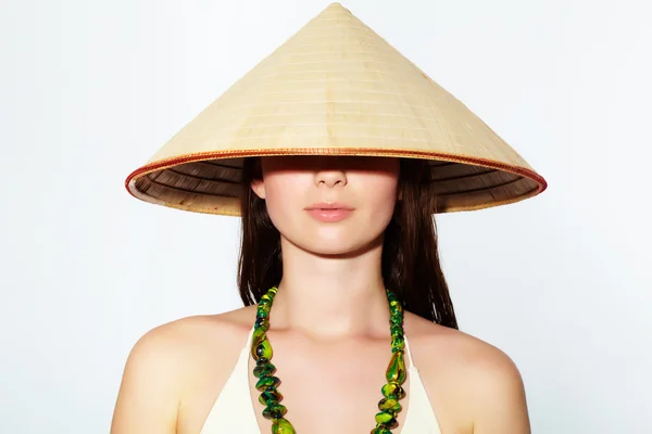 Dziewczyna w kapeluszu-wietnamski — Zdjęcie stockowe