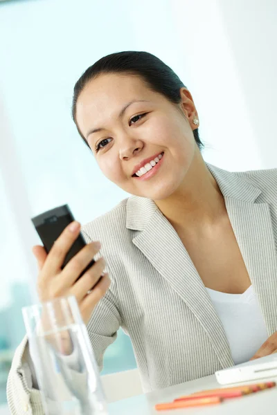 Woman with cellphone — Stock Photo, Image